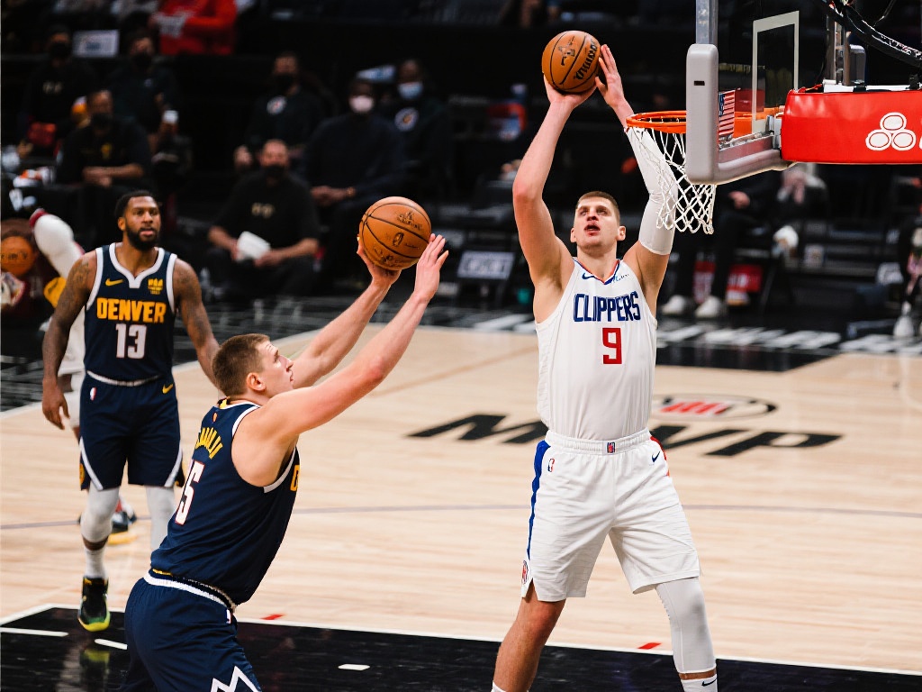 5月4日季后赛焦点战:快船对阵掘金精彩回顾 这场比赛从开局就充满了火药味。快船在首节